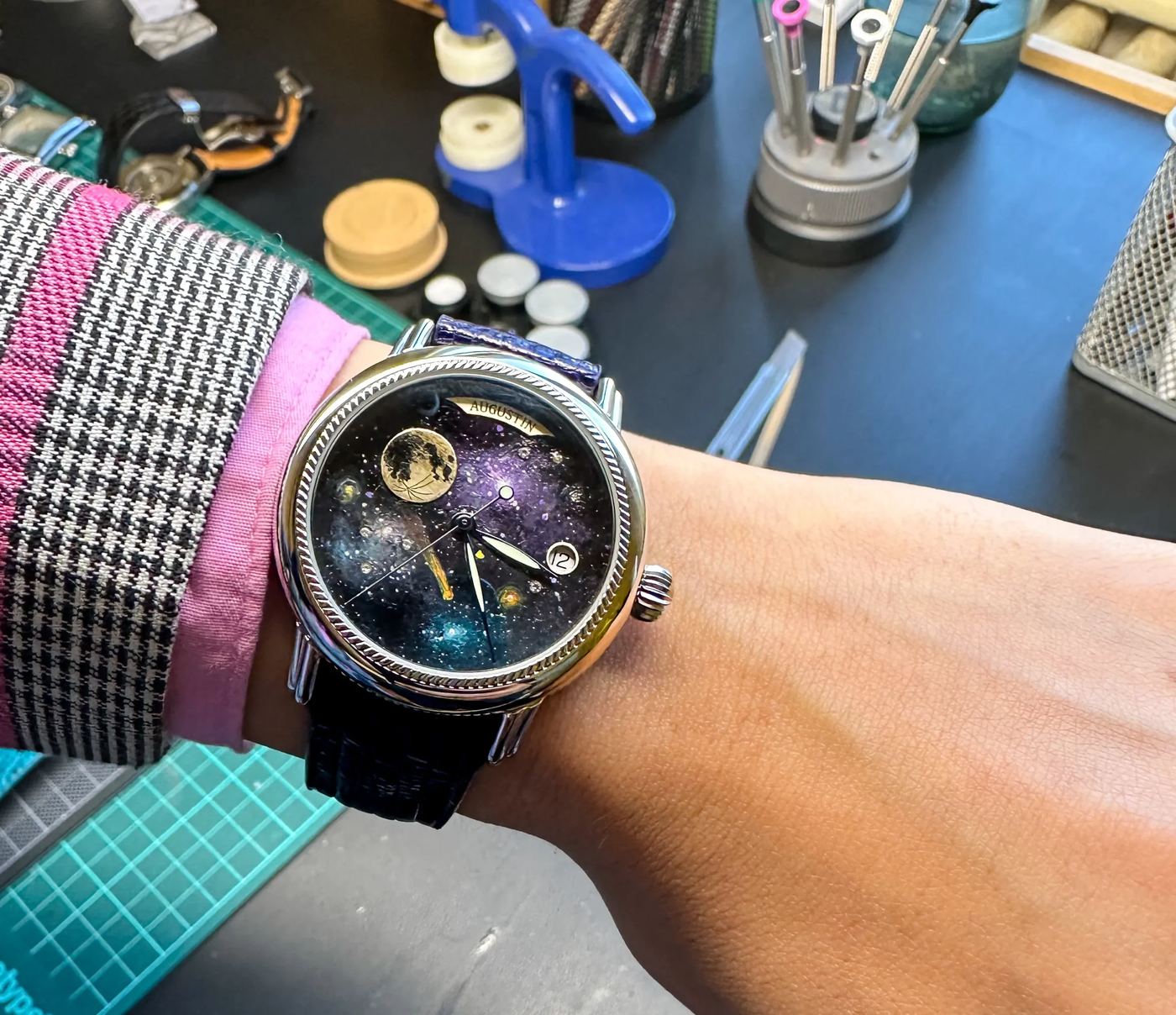 Cadran pictat cu un cer înstelat violet, cu lună și cometă, la încheietură, în atelier