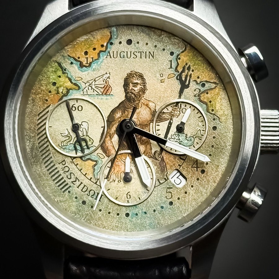 Cronograful Poseidon, cu zeul mării pictat peste o hartă pe cadran